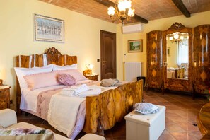 3 chambres, coffres-forts dans les chambres, fer et planche à repasser