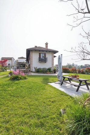Outdoor dining - The Black Rose Country house Spa&Private Pool (Piemonte)