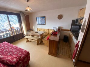 Interior - Charming studio near center and lifts, balcony, parking (Châtel)