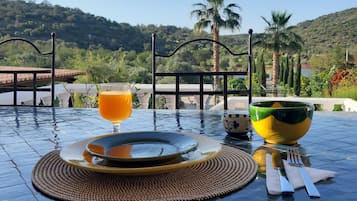 Free daily continental breakfast
