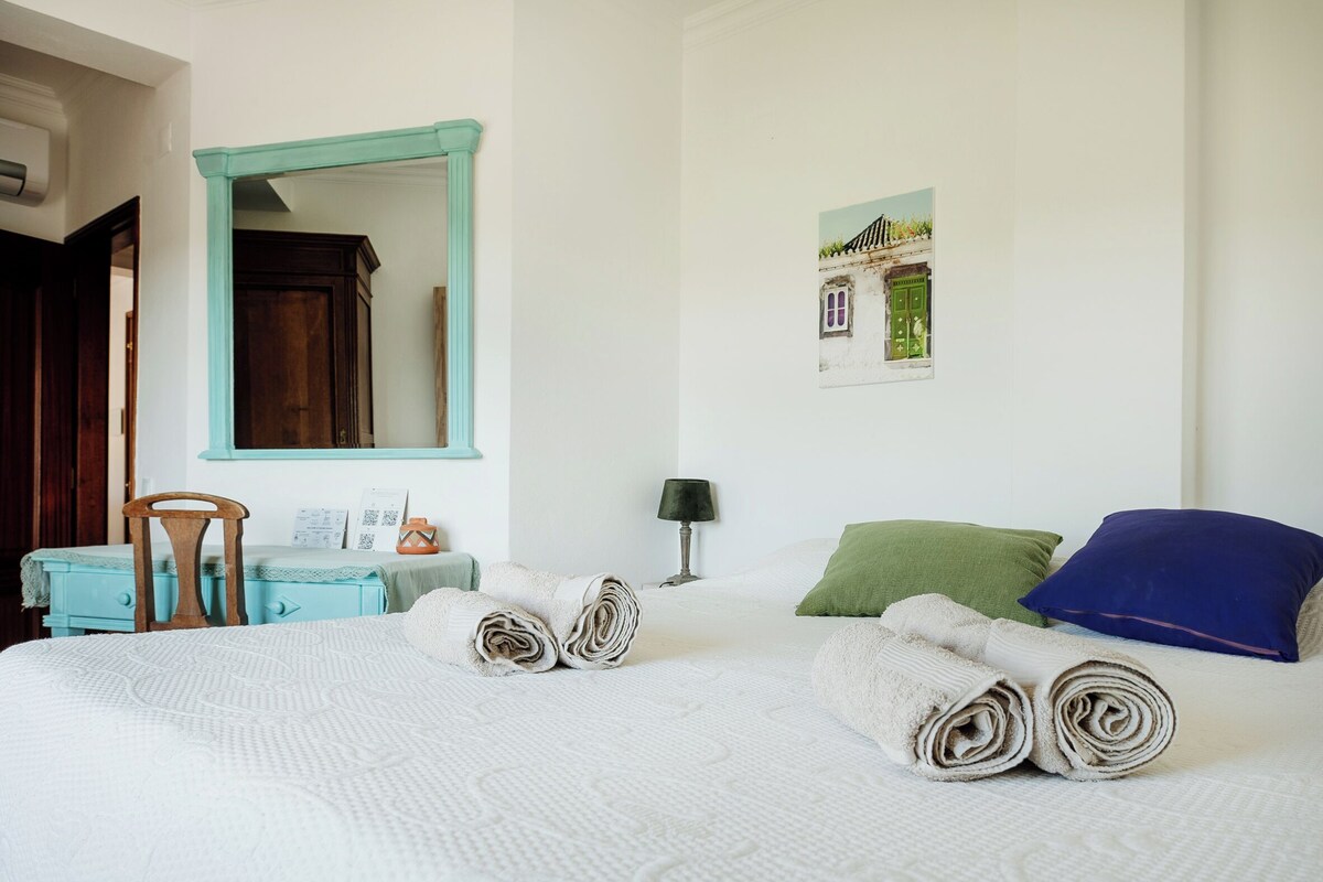Ropa de cama de alta calidad, colchones con pillow-top y wifi gratis 