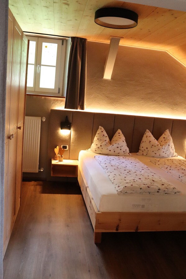 1 habitación, tabla de planchar con plancha y cuna de viaje 