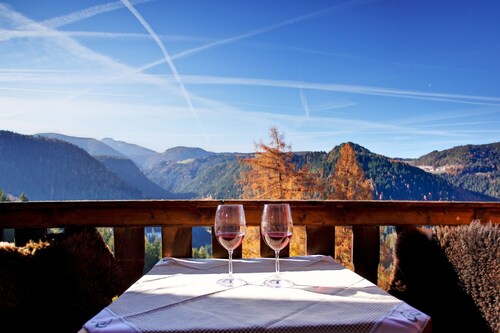 Newly renovated farmhouse, sunny location, great hiking opportunities nearby