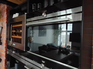 Frigorifero, microonde, forno, piano cottura