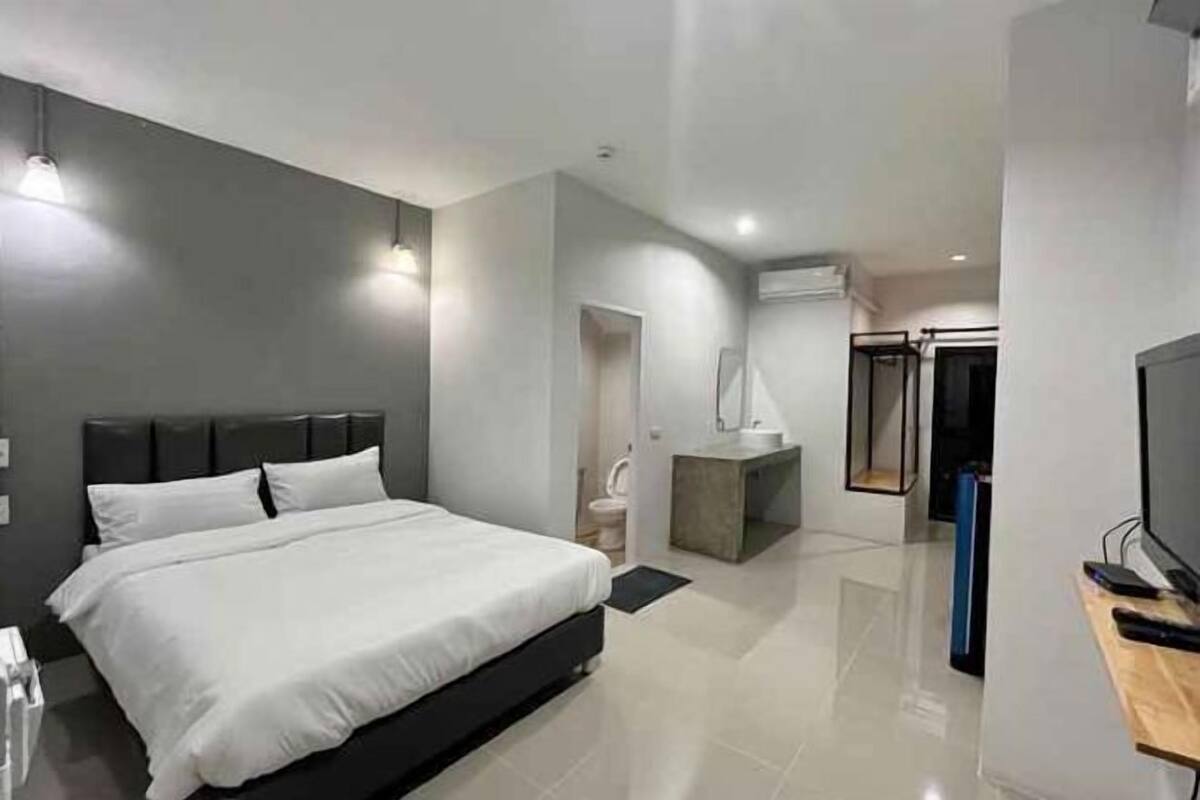 Desk, laptop workspace, free WiFi