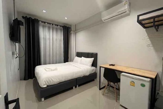 Escritorio, espacio para trabajar con laptop y wifi gratis 