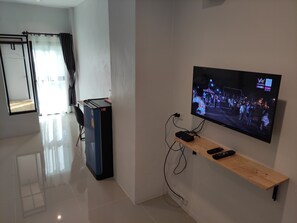 Superior studio | Woonruimte | Een 32-inch flatscreentelevisie met satellietzenders en televisie