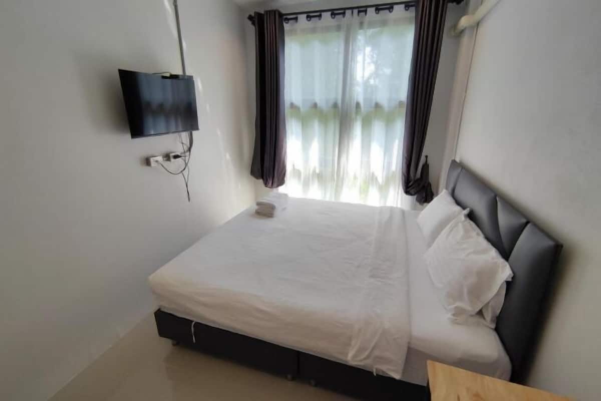 Escritorio, espacio para trabajar con laptop y wifi gratis