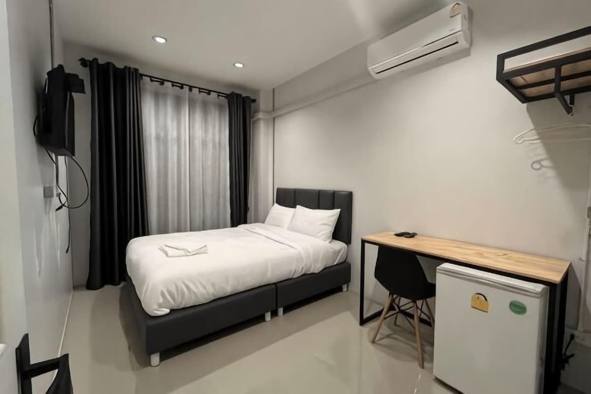 Desk, laptop workspace, WiFi (free)