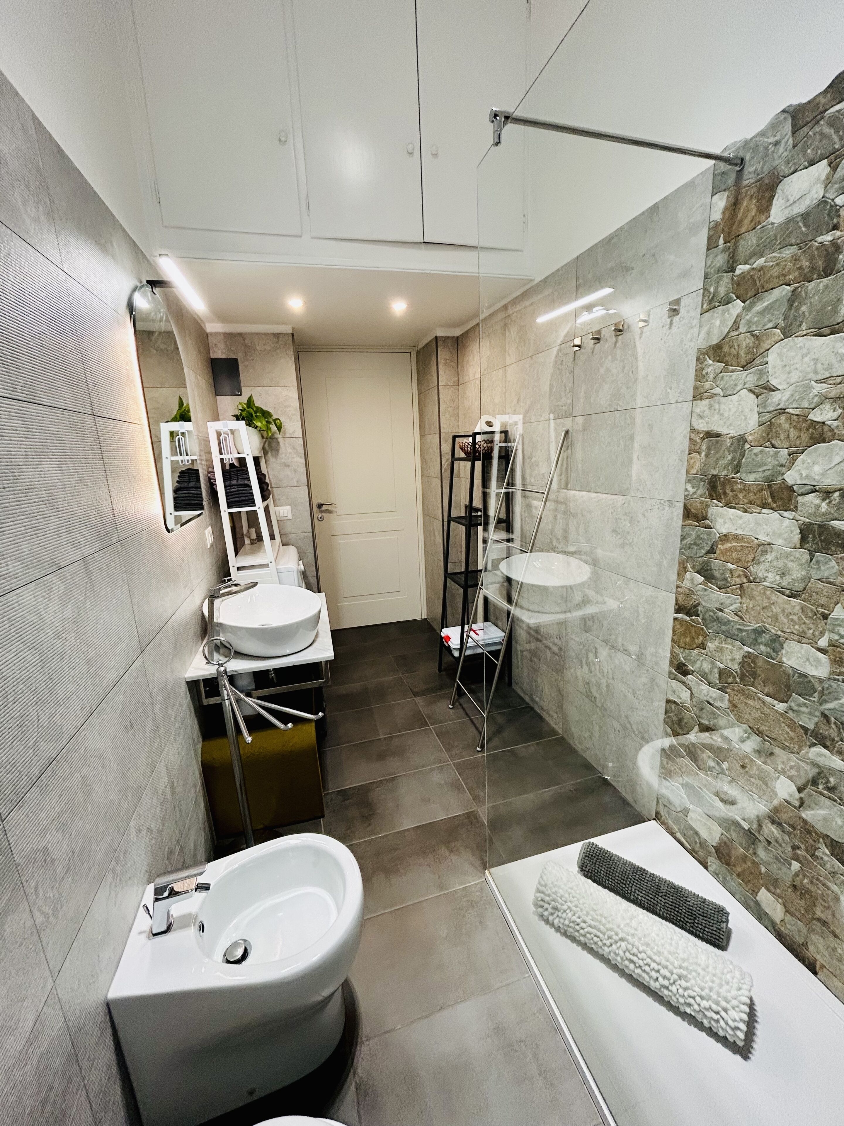 Douche, sèche-cheveux, bidet, serviettes fournies