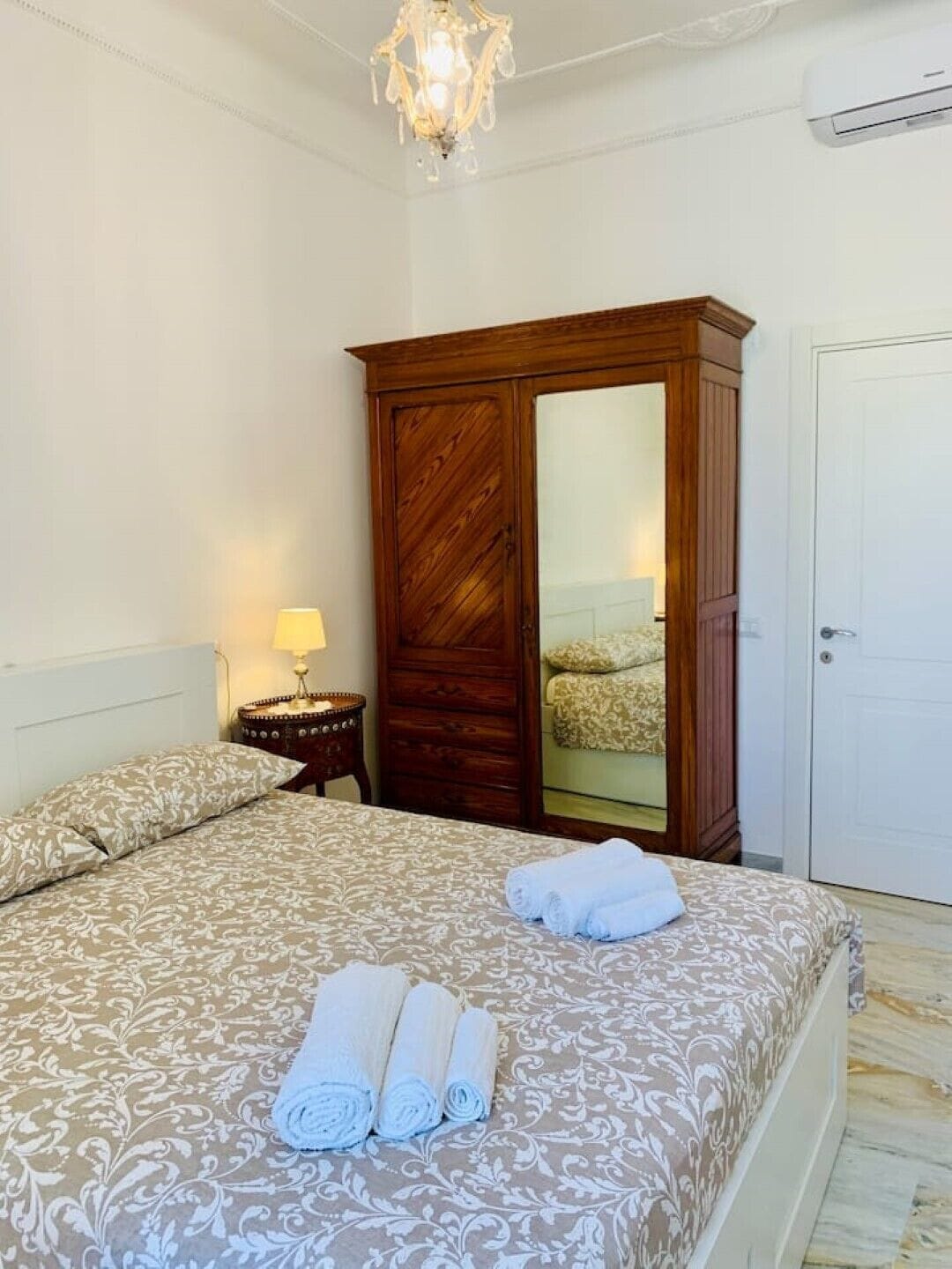 2 bedrooms, in-room safe, desk, iron/ironing board