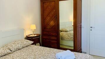 2 bedrooms, in-room safe, desk, iron/ironing board