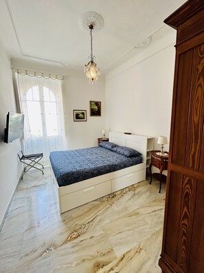 2 bedrooms, in-room safe, desk, iron/ironing board