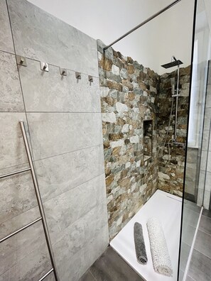 Shower, hair dryer, bidet, towels - Prati di Borgo - Luxury home holidays in the Vatican area (Roma)