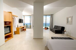 Minibar, caja de seguridad en la habitación y escritorio 