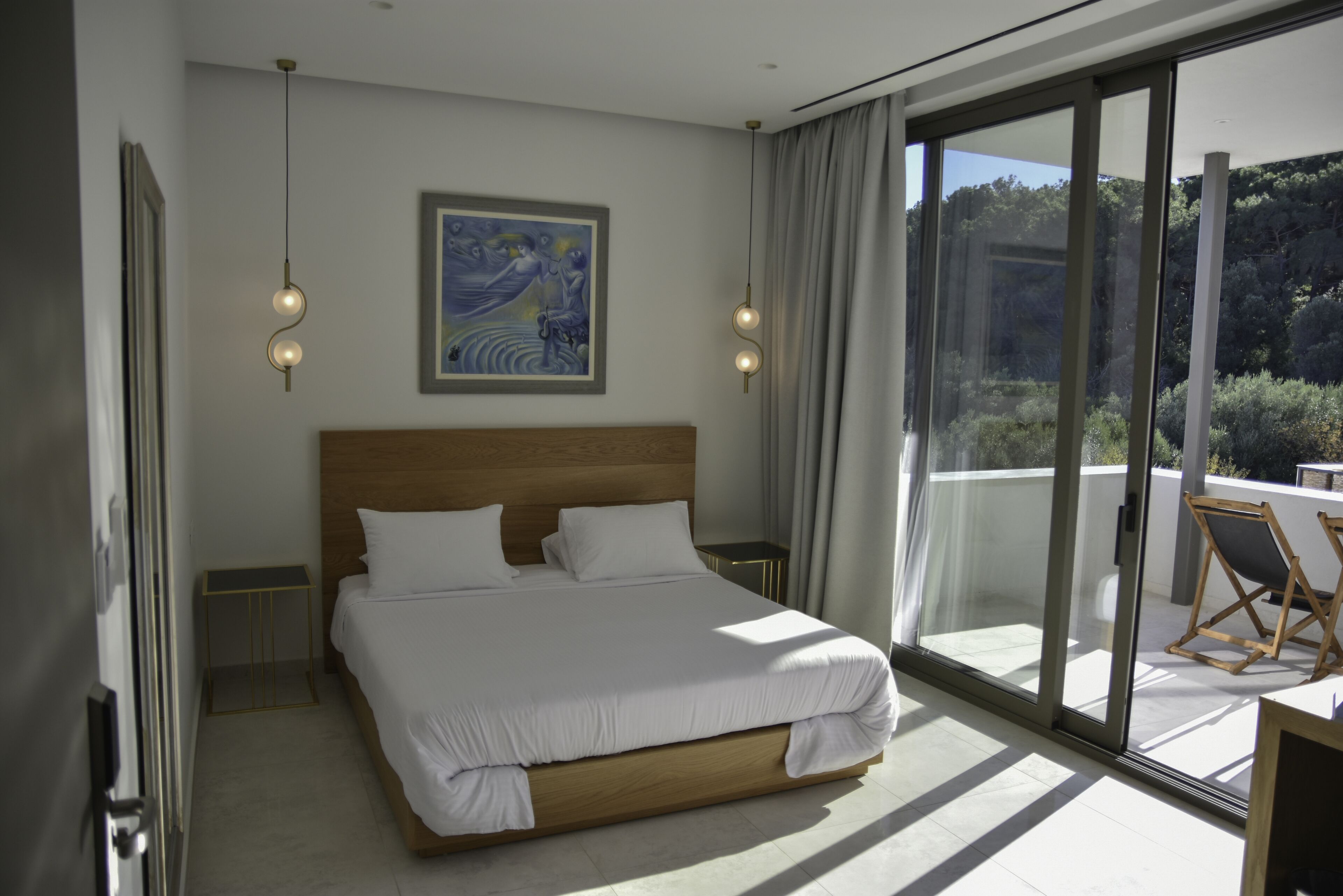 Deluxe Suite | Minibar, in-room safe, desk, laptop workspace