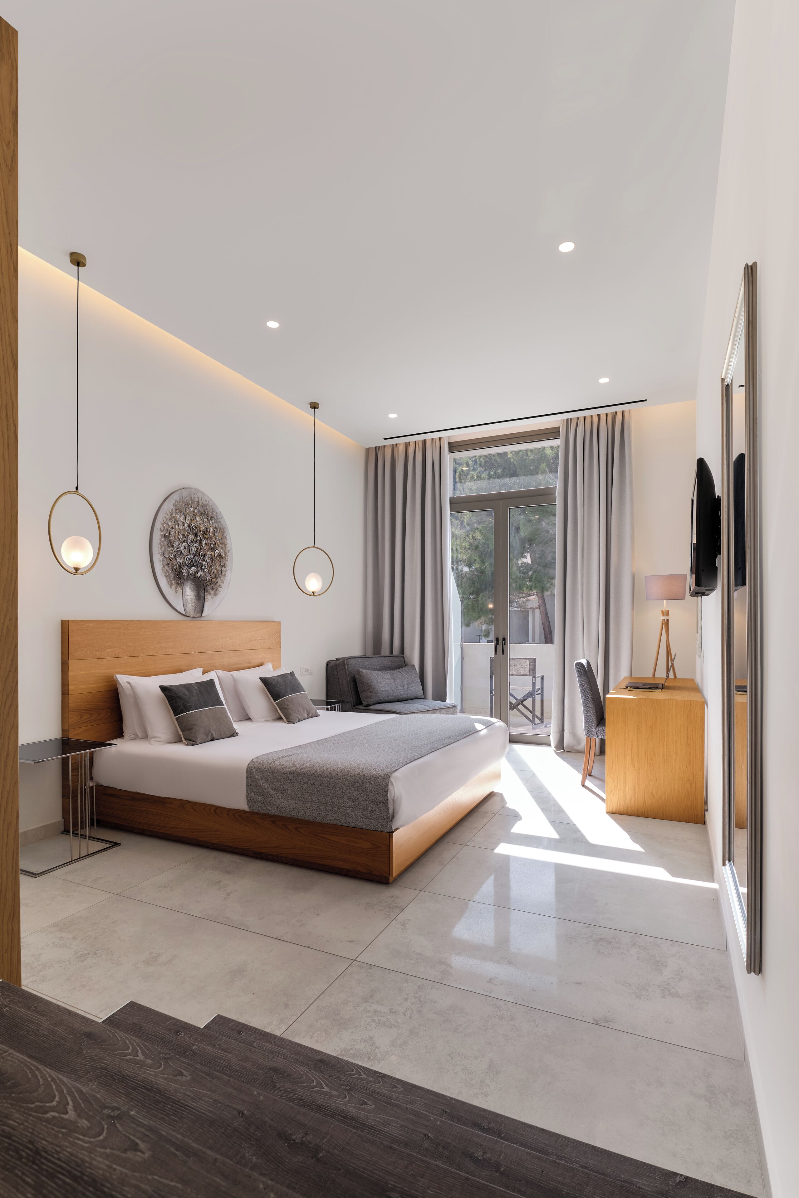 Junior suite | Een minibar, een kluis op de kamer, een bureau, een laptopwerkplek