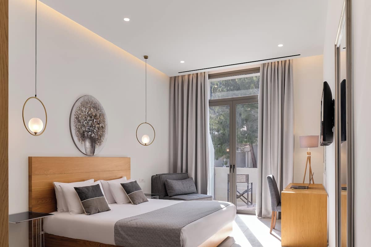 Junior suite | Een minibar, een kluis op de kamer, een bureau, een laptopwerkplek