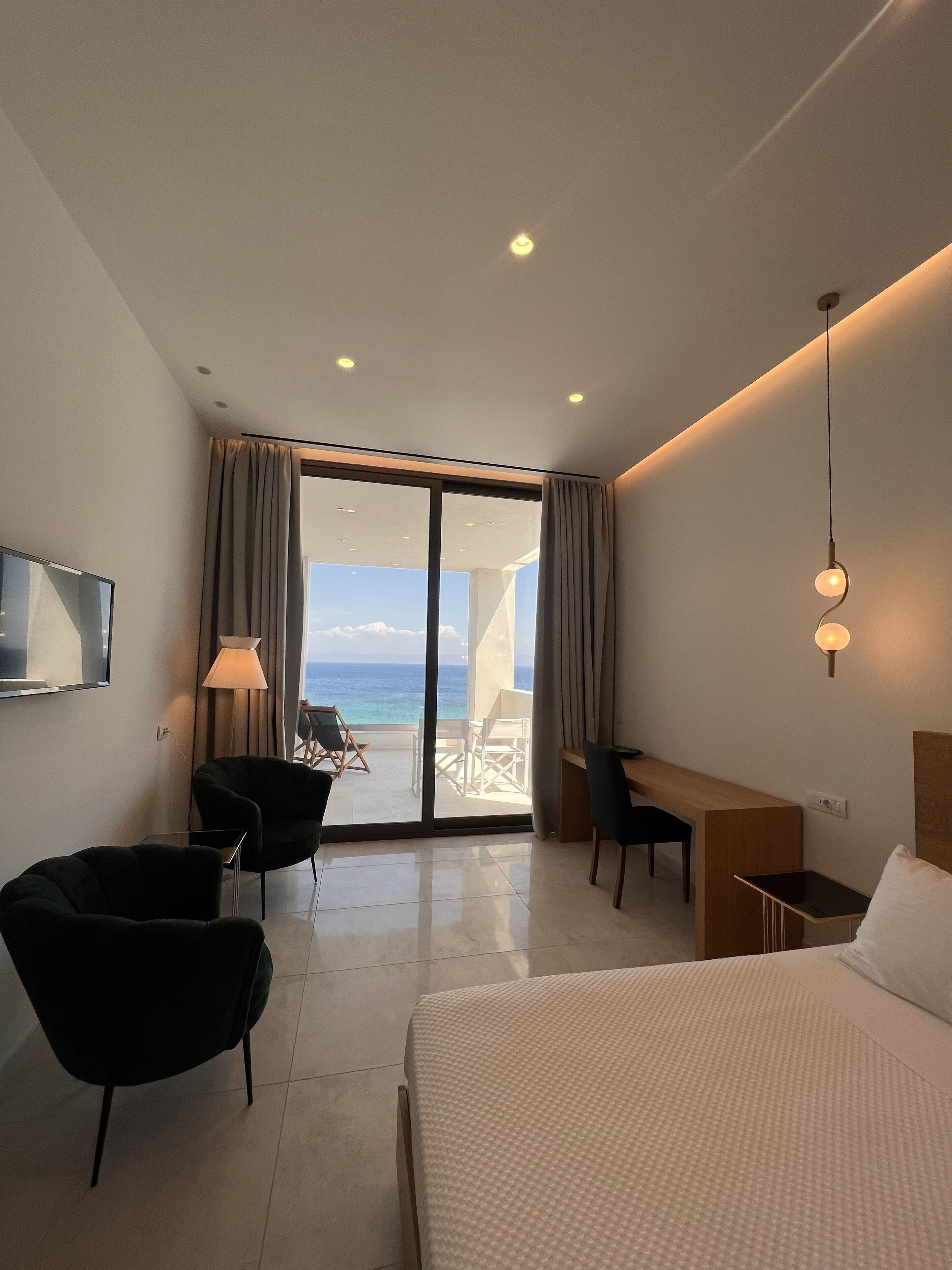 Deluxe Suite | Minibar, in-room safe, desk, laptop workspace