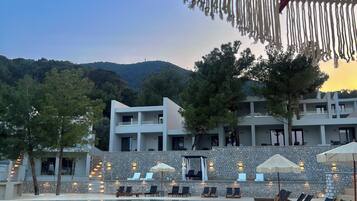 3 binnenzwembaden, een buitenzwembad, ligstoelen bij het zwembad