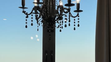 70-英寸纯平电视 (配备数码频道)、电视