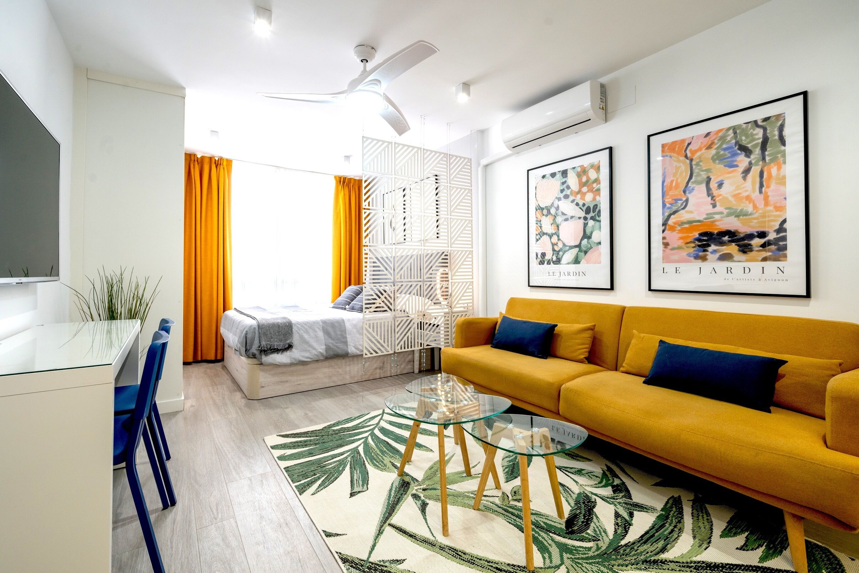 Tabla de planchar con plancha, cuna de viaje, wifi y ropa de cama