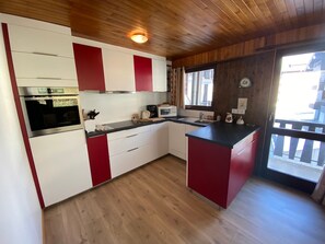 Fridge, microwave, dishwasher, cookware/dishes/utensils