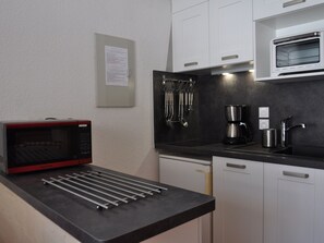Fridge, microwave, cookware/dishes/utensils - Family apartment near center with balcony and parking (Châtel)