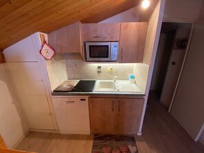 Kjøleskap, mikrobølgeovn, oppvaskmaskin og brødrister