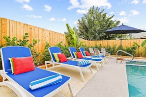 Piscine chauffée, chaises longues