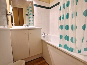 Bathroom - Cozy 2-Room Apartment for 4 with Ski-In/Ski-Out Access in La Vanoise (Valfréjus)