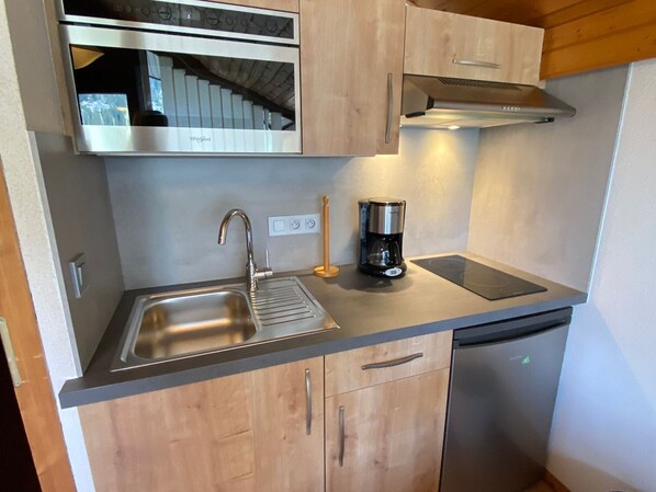 Fridge, oven, toaster, cookware/dishes/utensils - Cozy apartment in Châtel near slopes and lake, with balcony - 25sqm, parking included (Châtel)