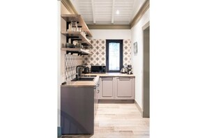 冷蔵庫、電子レンジ、食器洗い機、コーヒー / ティーメーカー