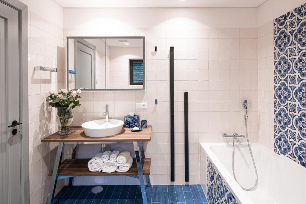 Secador de pelo, toallas y papel higiénico