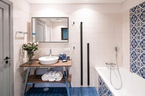 ヘアドライヤー、タオル、トイレットペーパー