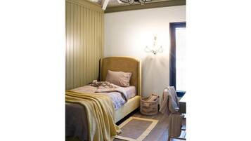 4 bedrooms, in-room safe, desk, free WiFi