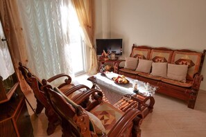 Studio Apartment with Sea View | Living area | 32-inch plasma TV with cable channels, TV - Sunny Holiday (Sarandë)