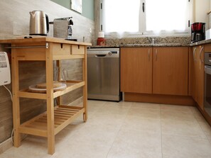 Microwave, oven, dishwasher, coffee/tea maker - Modern apartment near beach with park and AC. (Torredembarra)