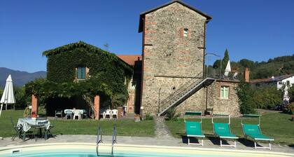 La Casatorre di Ponticello. Casale di campagna con ampio giardino e piscina