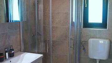 Dusche, Haartrockner, Handtücher, Seife