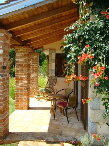 Lovely cottage with large pool in gorgeous, landscaped garden