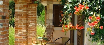 Lovely cottage with large pool in gorgeous, landscaped garden