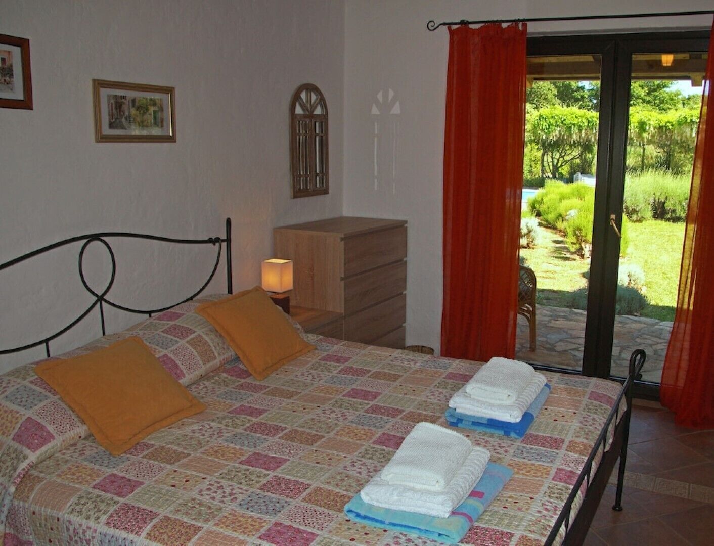 1 sovrum, värdeförvaringsskåp på rummet och strykjärn/strykbräda