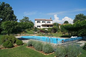 Alberca al aire libre y alberca climatizada