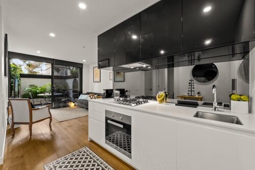 StayCentral - Hawthorn East Elegance with Study - Albert St, Hawthorn East -  2 Bedrooms, 2 Beds, 2 Bathrooms, 2 parking spots.