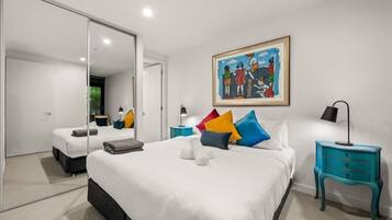 2 bedrooms, desk, WiFi