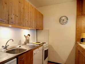 Réfrigérateur, four à micro-ondes, un four, lave-vaisselle