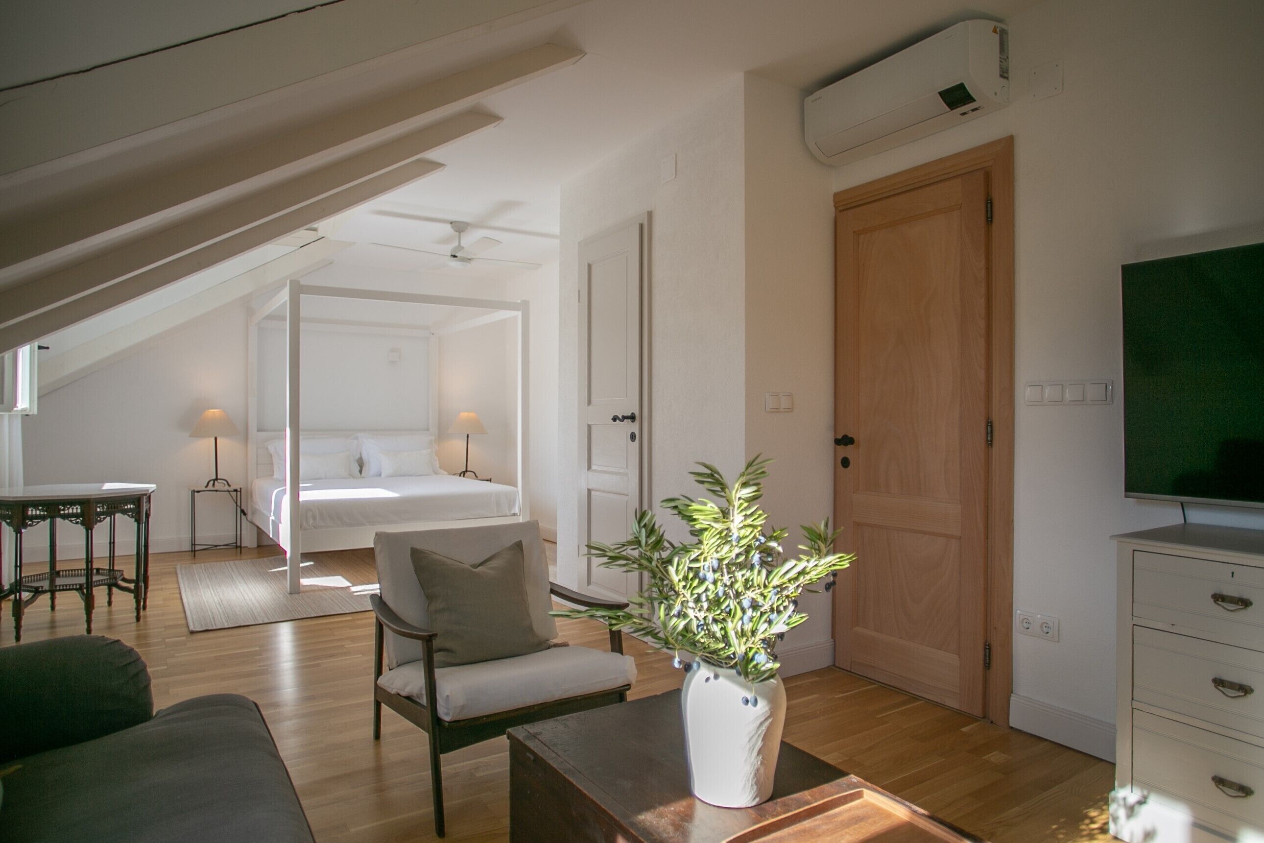 5 bedrooms, in-room safe, desk, iron/ironing board