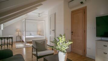 5 bedrooms, in-room safe, desk, iron/ironing board