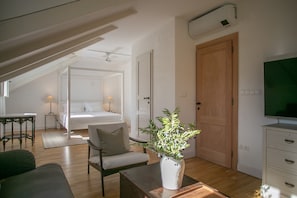 5 chambres, coffres-forts dans les chambres, bureau